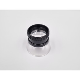 Plastic magnifying glass (15x zoom) with a transparent base for viewing windshield impact at VBSA