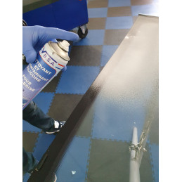 Foam windshield and window cleaner. Mosquito remover. For industry, automotive and construction at VBSA - France