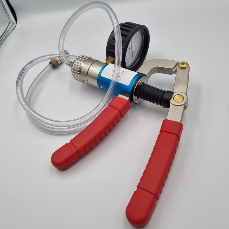 Pompe à dépression-pression pour kit REPAR'VIT Senior 1320 -2ème VIE - N32 chez VBSA - France Pompe à dépression-pression pour kit REPAR'VIT Senior 1320 -2ème VIE - N32 chez VBSA - France